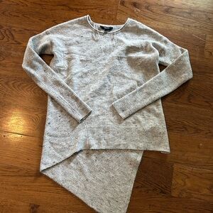 Simply Vera Vera Wang Gray Crew Neck Sweater with Asymmetrical Hem
